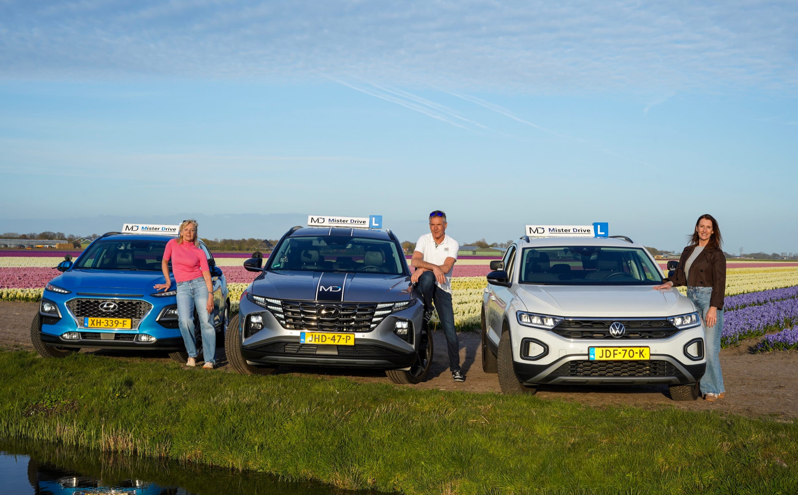 De lesauto's van Mister Drive met Ellen, Leon en Kim in de bollenvelden