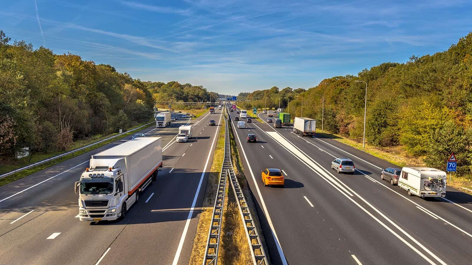 De snelweg bij Heiloo, binnen een paar minuten vanuit het dorp