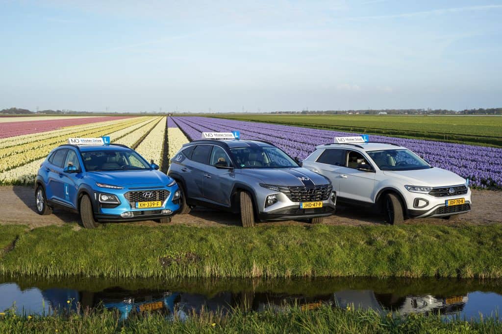 De lesautos van Mister Drive in de bollenvelden bij Alkmaar